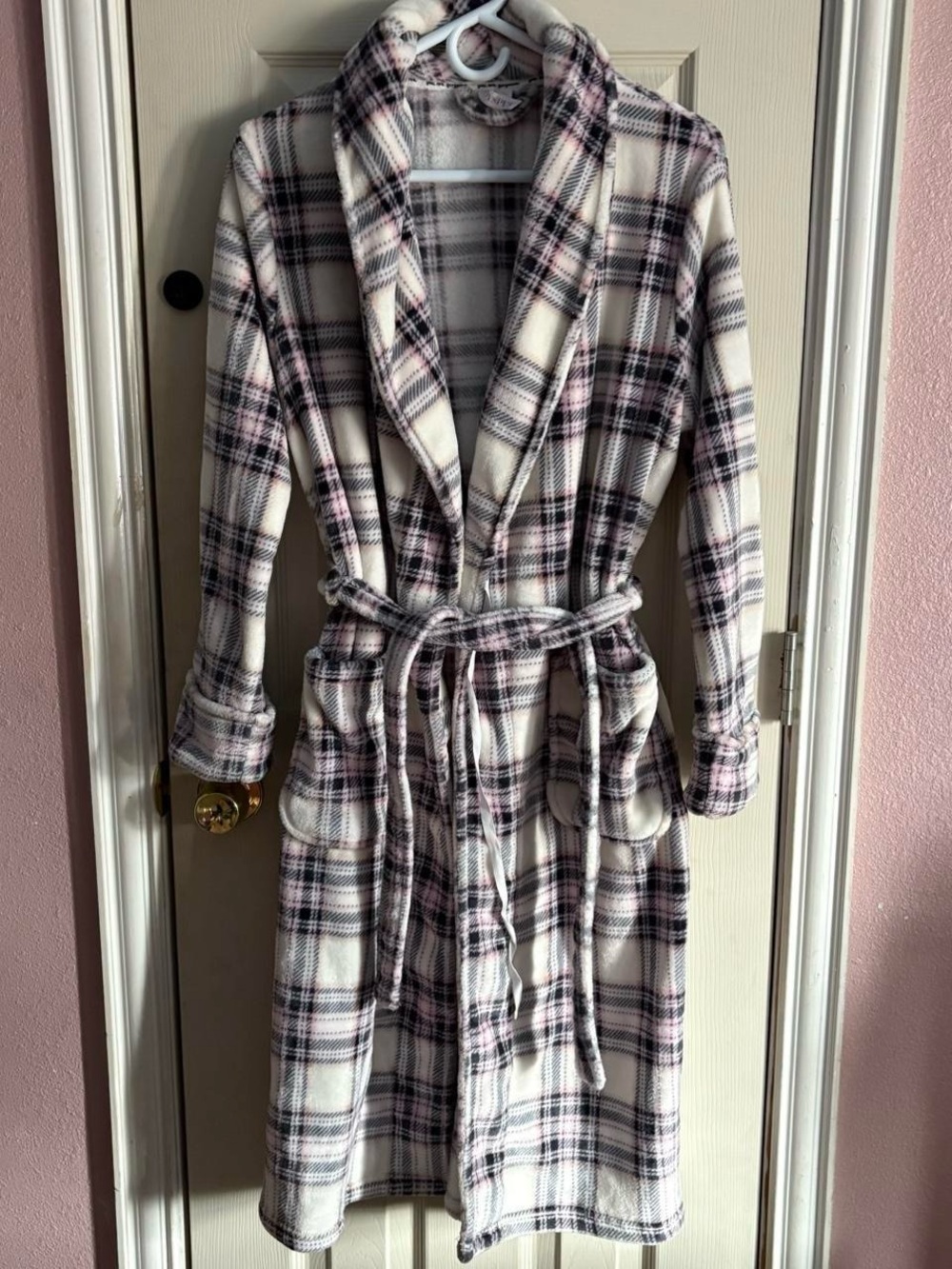 Plush Plaid Fleece Bathrobe - White and Pink